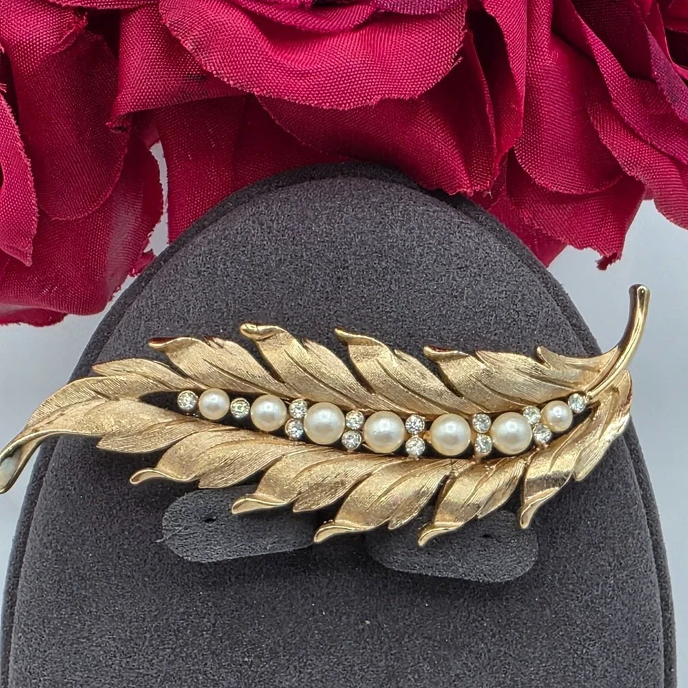Crown Trifari Leaf Brooch Faux Pearls‎ Rhinestones Gold Tone Vintage Detailed